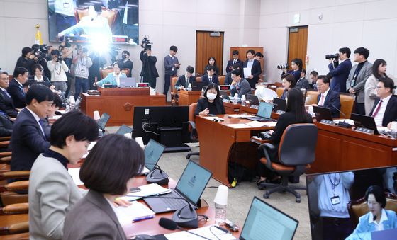 안건 상정하는 추미애 위원장