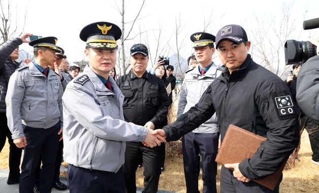 경찰특공대원과 악수하는 박정보 서울경찰청장