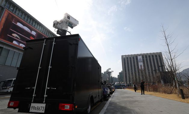 BTS 컴백 무대 관련 광화문 광장에 세워진 안티드론차량