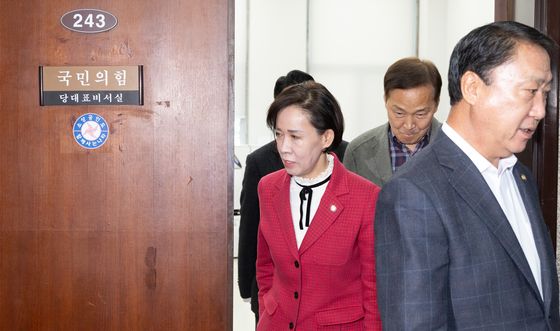 굳은 표정으로 대표실 나서는 국민의힘 대구 지역구 의원들