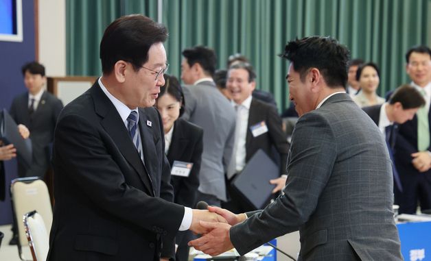 장동민과 악수하는 이재명 대통령