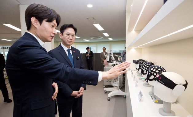 기술 설명듣는 배경훈 부총리