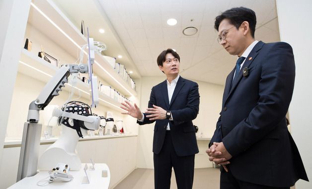 와이브레인 설명듣는 배경훈 부총리