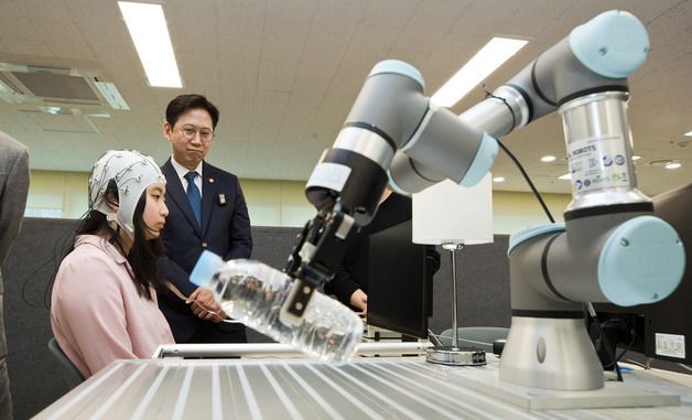 기술 시연 참관하는 배경훈 부총리