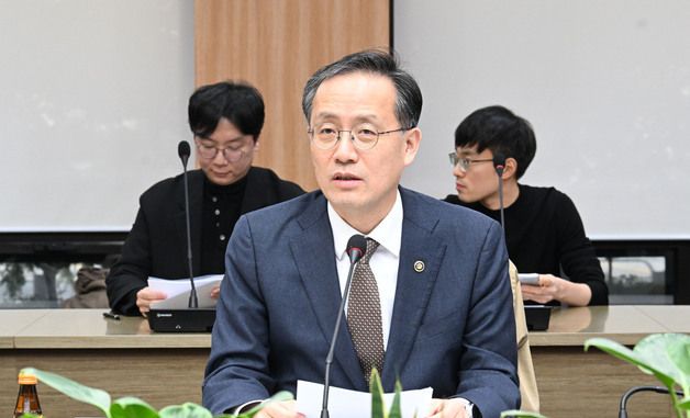 모두발언하는 이형일 재정부 차관