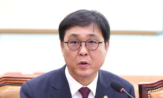 답변하는 최휘영 문체부 장관