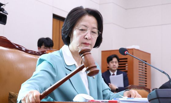 의사봉 두드리는 추미애 법사위원장