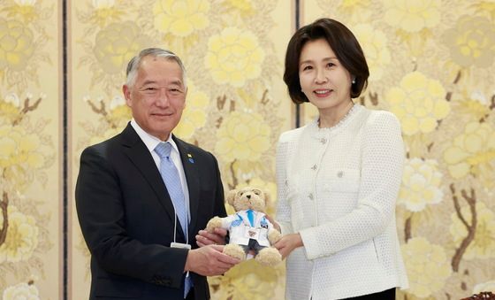 국제백신연구소 마스코트 인형 전달 받은 김혜경 여사