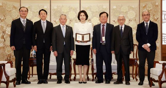 추대패 전달 받은 후 기념촬영 하는 김혜경 여사