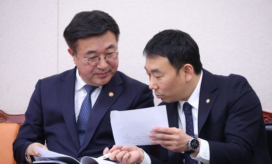 중수청법 논의하는 김용민·윤호중