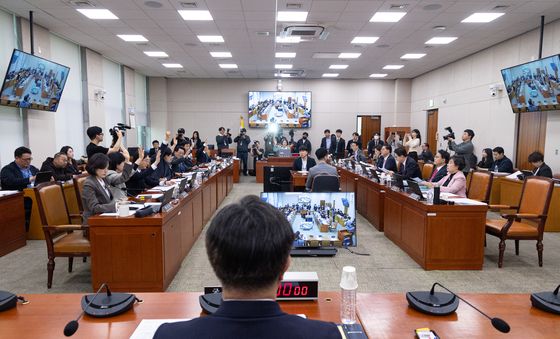 법사위 여야 위원 거수 표결