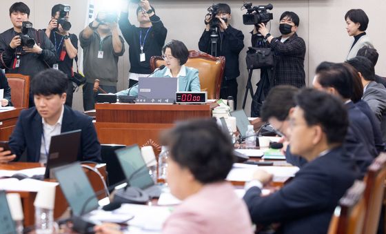 의사봉 두드리는 추미애 위원장