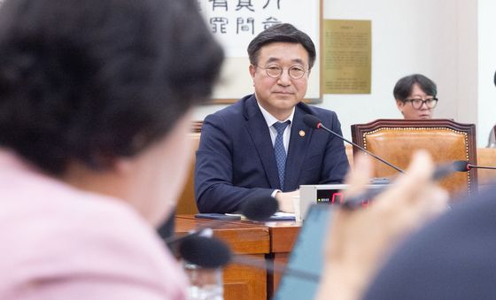 조배숙 의원 질의 듣는 윤호중 장관