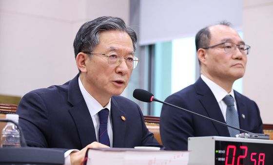 법사위 답변하는 정성호 장관