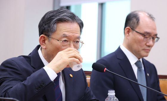 목 축이는 정성호 법무장관