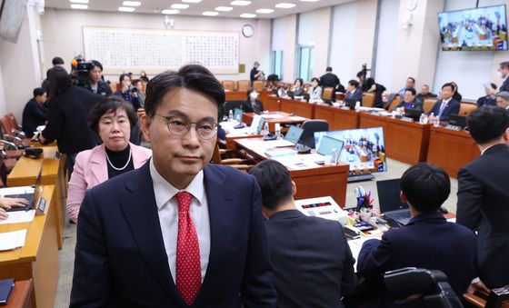 중수청법 표결 앞두고 퇴장하는 국민의힘