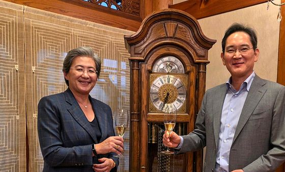 기념촬영하는 이재용 회장과 리사 수 최고경영자