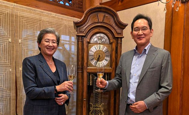 기념촬영하는 이재용 회장과 리사 수 최고경영자