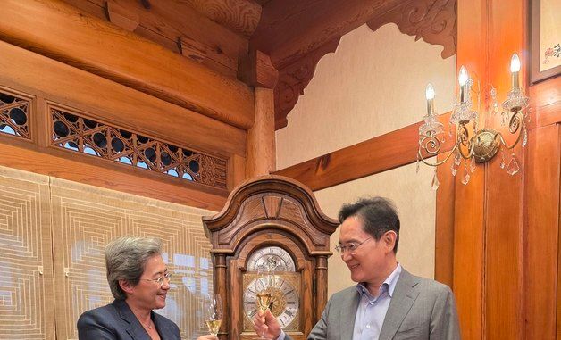 건배하는 이재용 회장과 리사 수 최고경영자