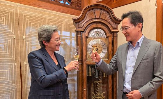 건배하는 이재용 회장과 리사 수 최고경영자