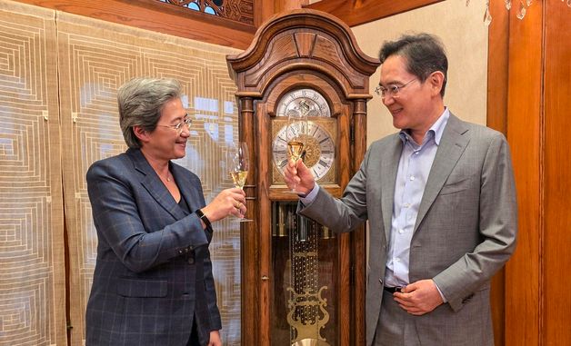 건배하는 이재용 회장과 리사 수 최고경영자
