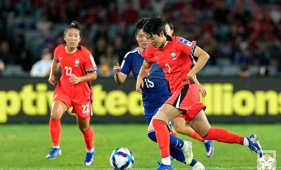 드리블 돌파하는 손화연