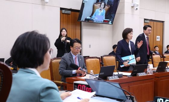 공소청법 반대하며 퇴장하는 국민의힘