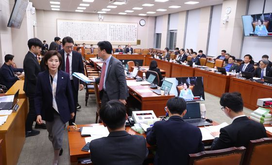 공소청법 처리 반발하며 퇴장하는 국민의힘
