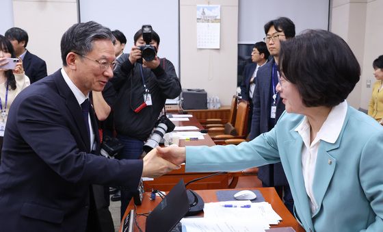 악수하는 정성호·추미애