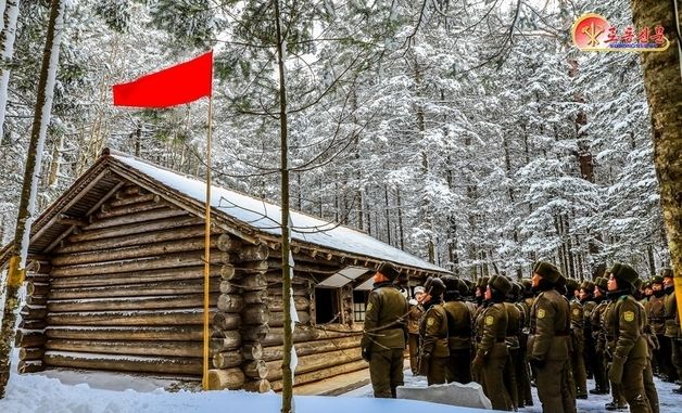 北 "수십만 답사"…백두산 혁명성지 방문 강조