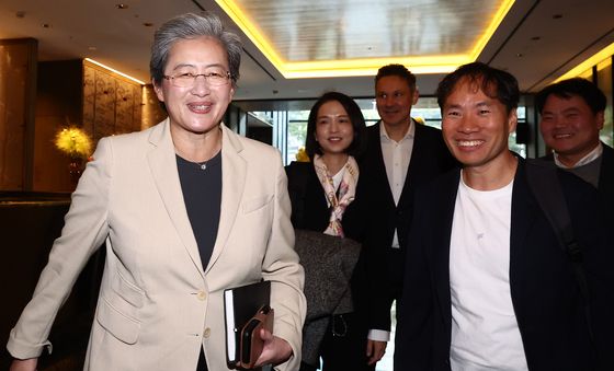 밝은 표정의 리사 수 CEO·김성훈 대표