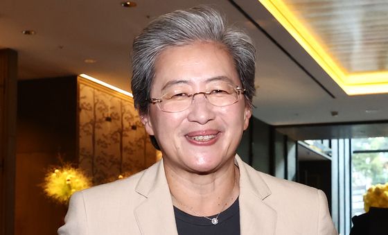 조찬 회동 마치고 이동하는 리사 수 CEO