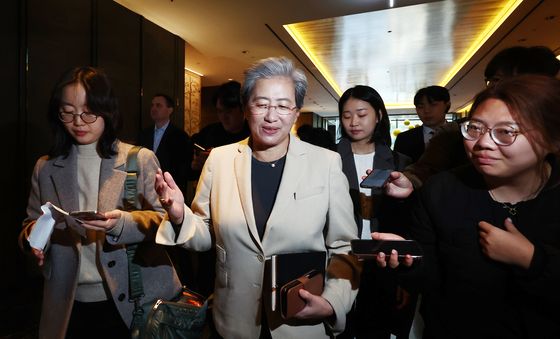 조찬 회동 마치고 이동하는 리사 수 CEO