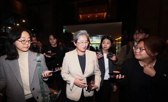 취재진 질의 답변하는 리사 수 CEO