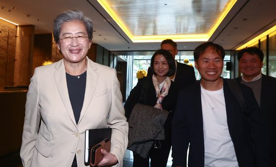 밝은 표정의 리사 수 CEO·김성훈 대표