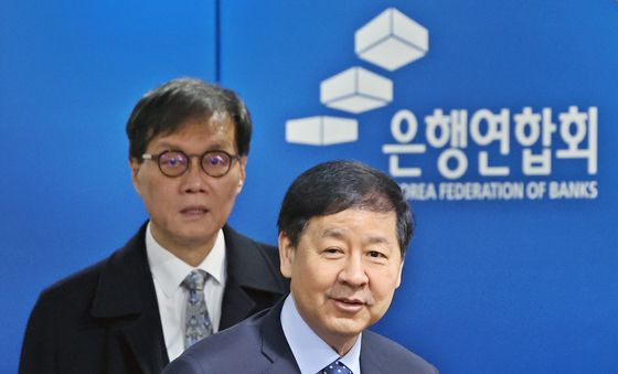 함께 이동하는 구윤철·이창용