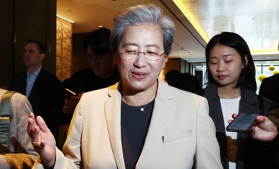 조찬 회동 마치고 이동하는 리사 수 CEO