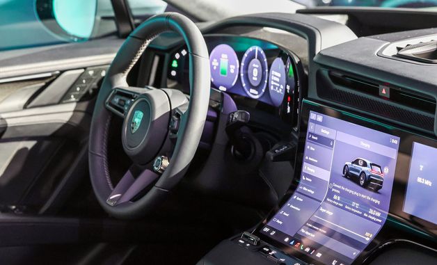 눈길 끄는 '카이엔 일렉트릭'의 커브드 디스플레이