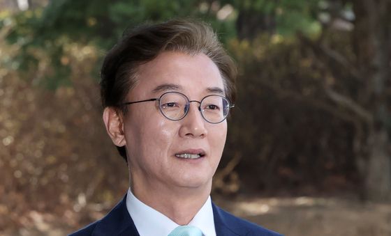 취재진 질문에 답하는 전재수 의원