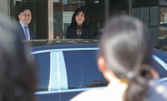 취재진과 대화하는 이부진 사장