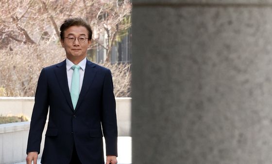 합수본으로 첫 조사 위해 발걸음 옮기는 전재수 의원