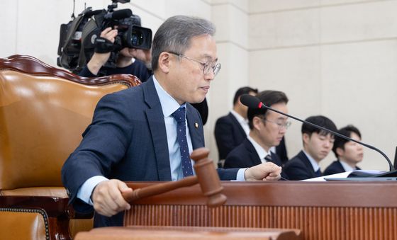 의사봉 두드리는 송기헌 위원장