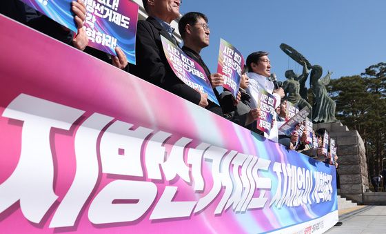 기자회견 발언하는 조국