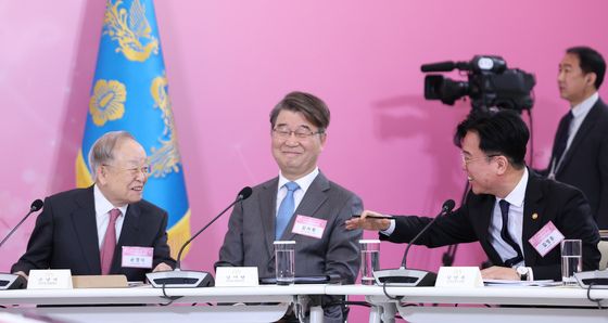 대화하는 김영훈 장관·손경식 회장