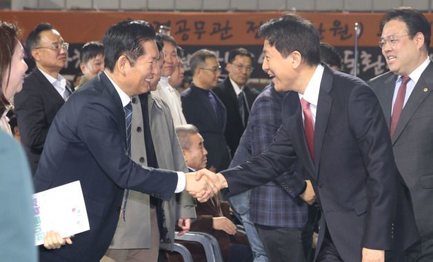 오세훈 시장과 인사 나누는 정청래 대표