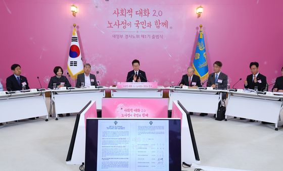 노사정공동선언문에 박수 치는 이재명 대통령