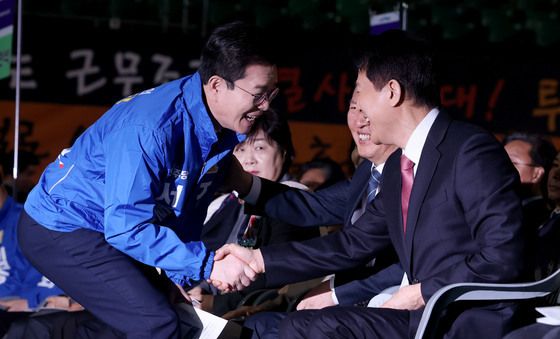 환경공무관 한마음축제서 만난 오세훈·정원오