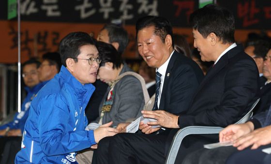 환경공무관 한마음축제서 만난 오세훈·정원오