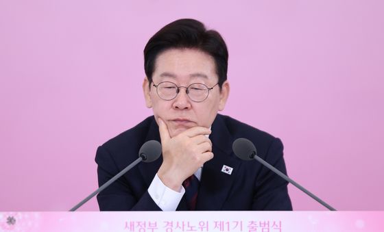 전문가 발제 듣는 이재명 대통령