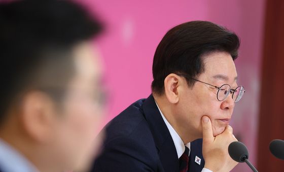 전문가 발제 경청하는 이재명 대통령